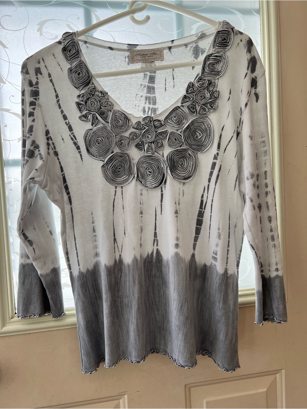 Nature Art Lynn Yang grey / white tie dye scoop neck 3/4 sleeve 3D floral shirt